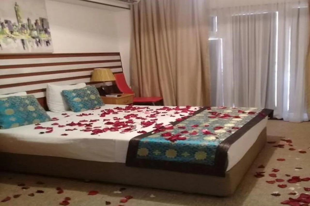 Gallery Hotel Baku 3*,